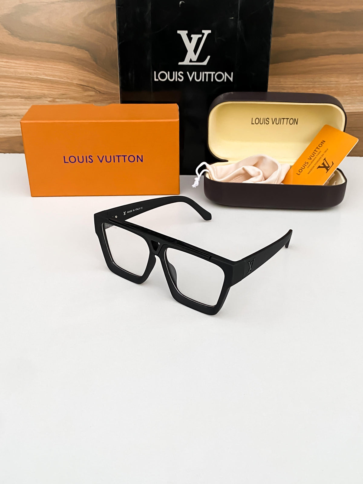 Louis Vuitton Black Plano 1502