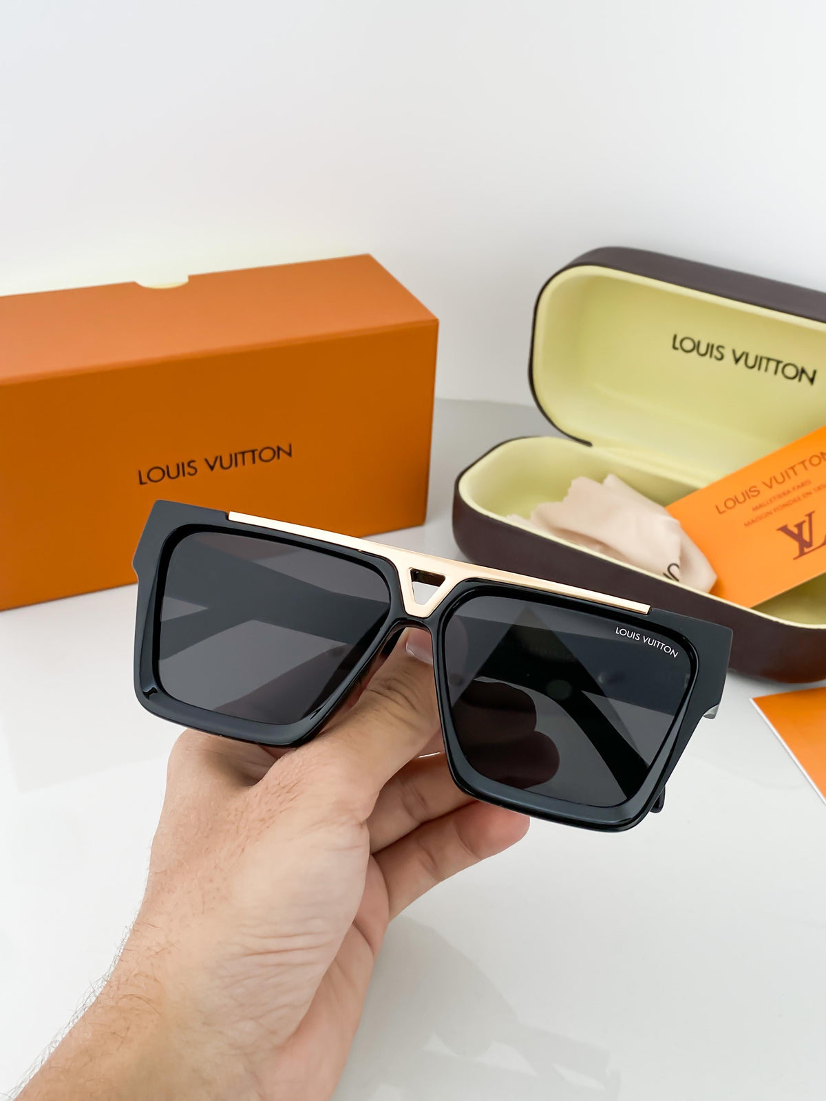 Louis Vuitton Gold Black 1502