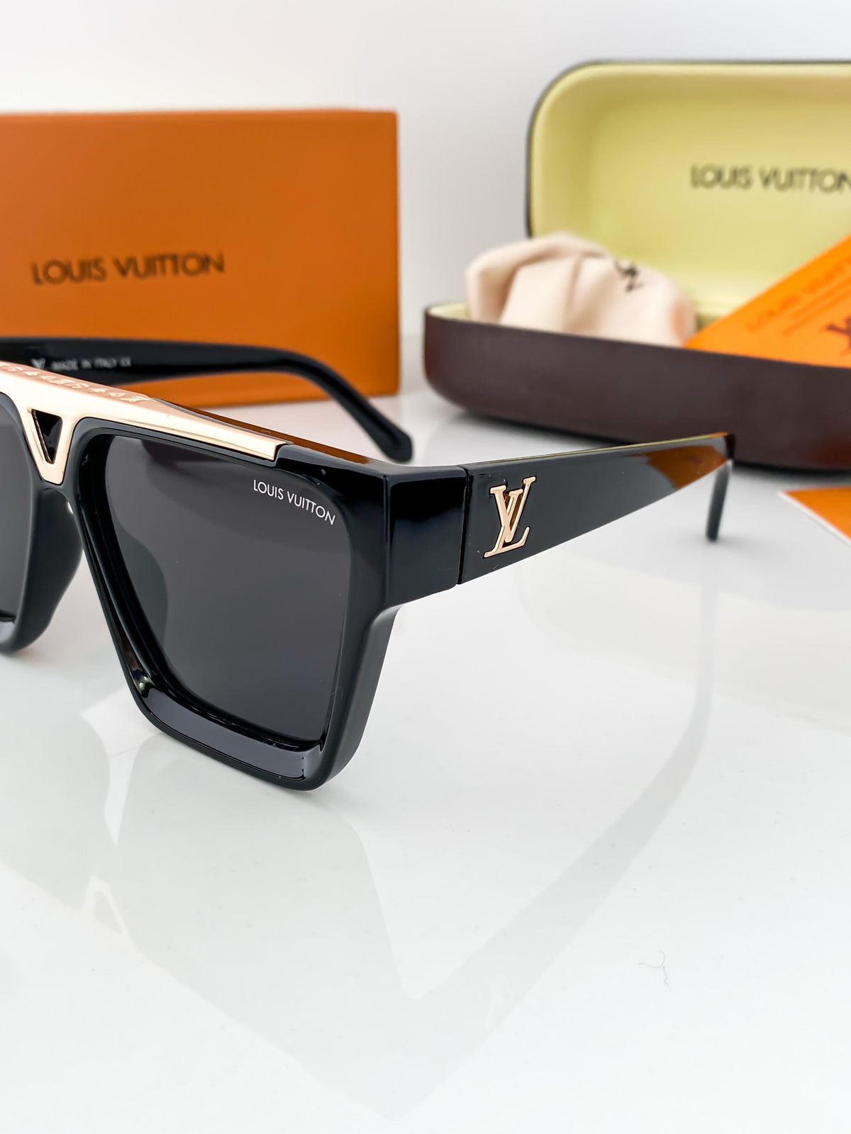Louis Vuitton Gold Black 1502