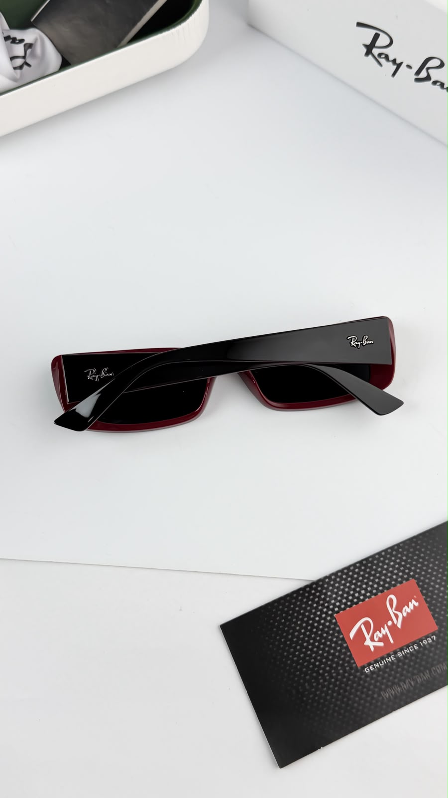 RAYBAN Unisex UV Protected Green Lens Pillow Sunglasses