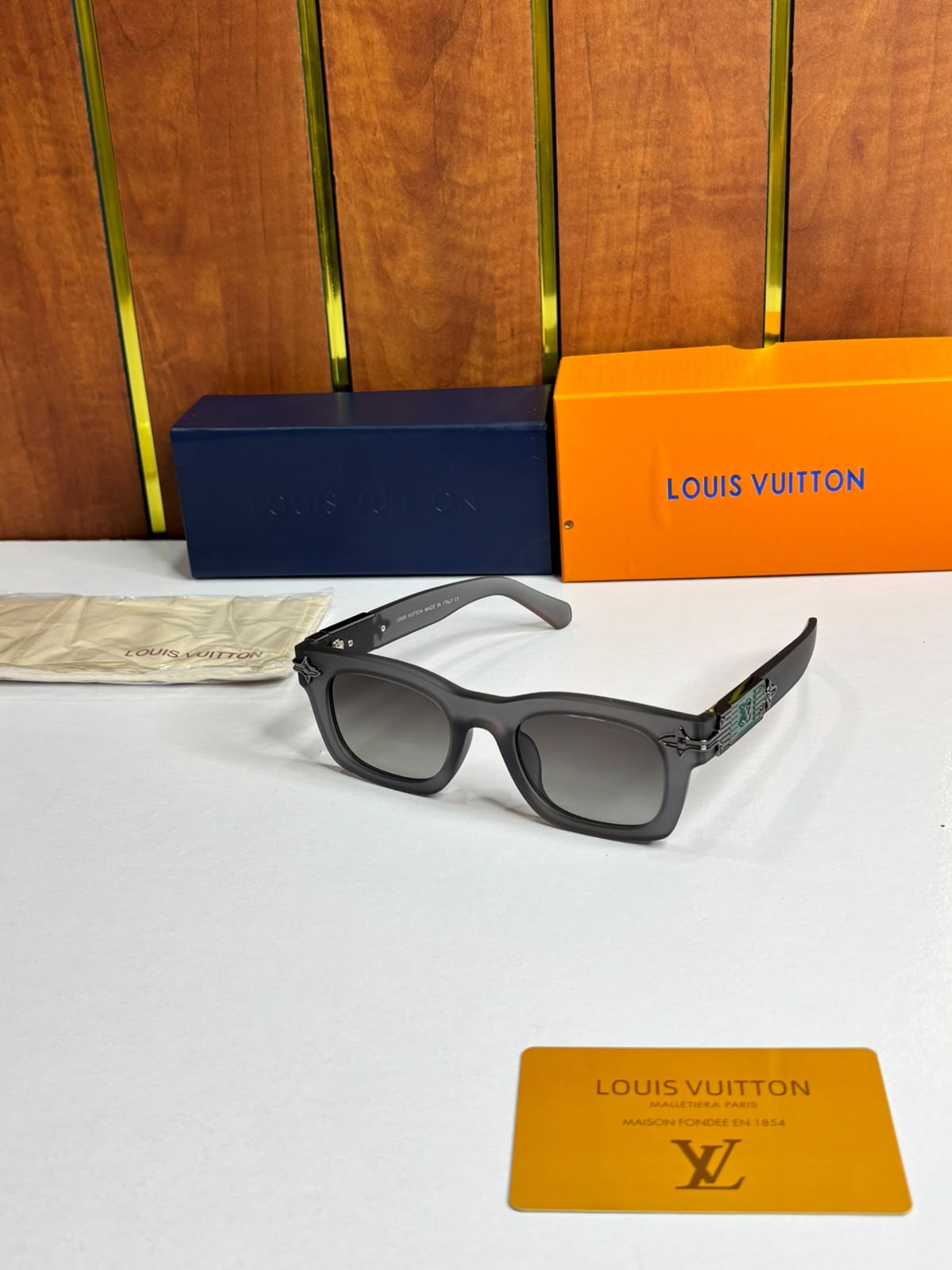 Louis Vuitton Men Grey Wayfarer UV Protection Full Rim Sunglass With Hard Case Sunglasses