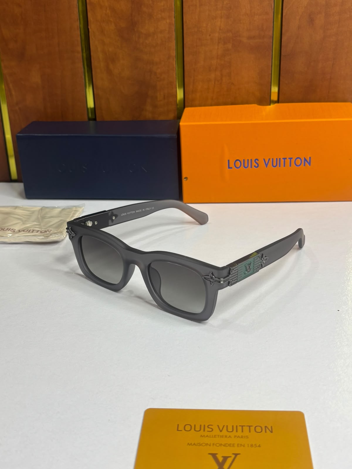 Louis Vuitton Men Grey Wayfarer UV Protection Full Rim Sunglass With Hard Case Sunglasses