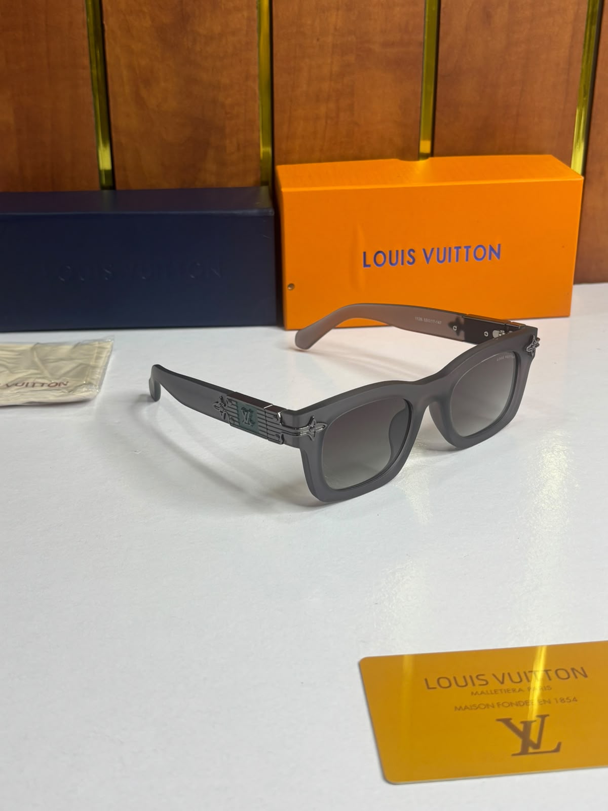 Louis Vuitton Men Grey Wayfarer UV Protection Full Rim Sunglass With Hard Case Sunglasses