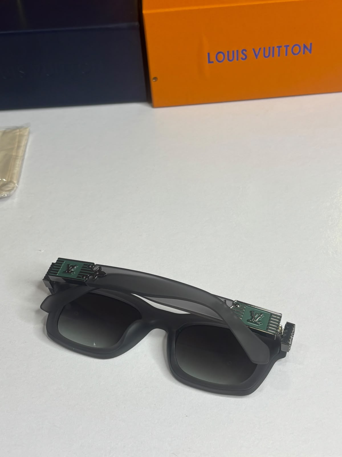 Louis Vuitton Men Grey Wayfarer UV Protection Full Rim Sunglass With Hard Case Sunglasses